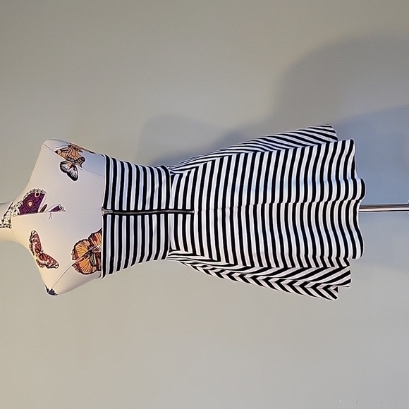 EXPRESS black and white strapless dress. Form fitting with flared skirt. Size 4 - Picture 3 of 9